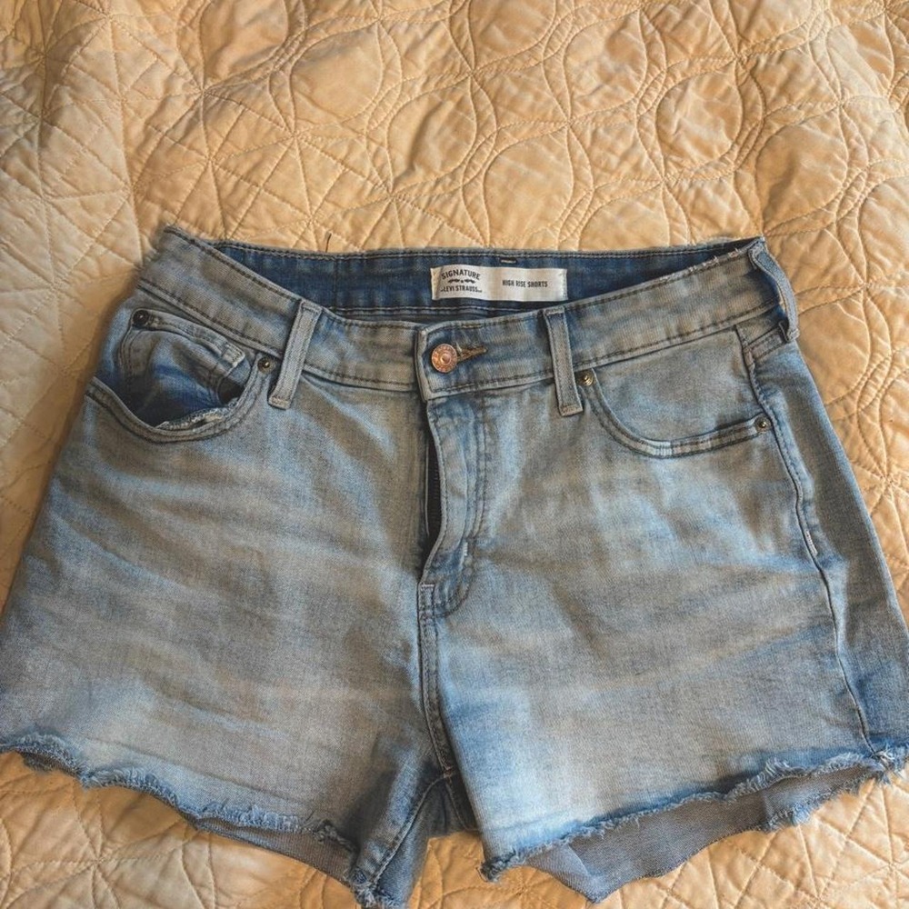 Signature by Levi Strauss Women Light Wash High Rise Denim Cut Off Shorts